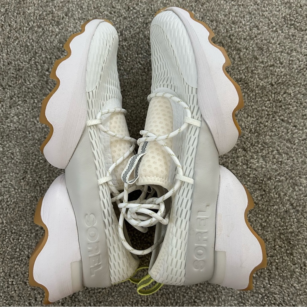 Women's Sorel Kinetic Impact Lace Shoe in white/gum sole - size 9